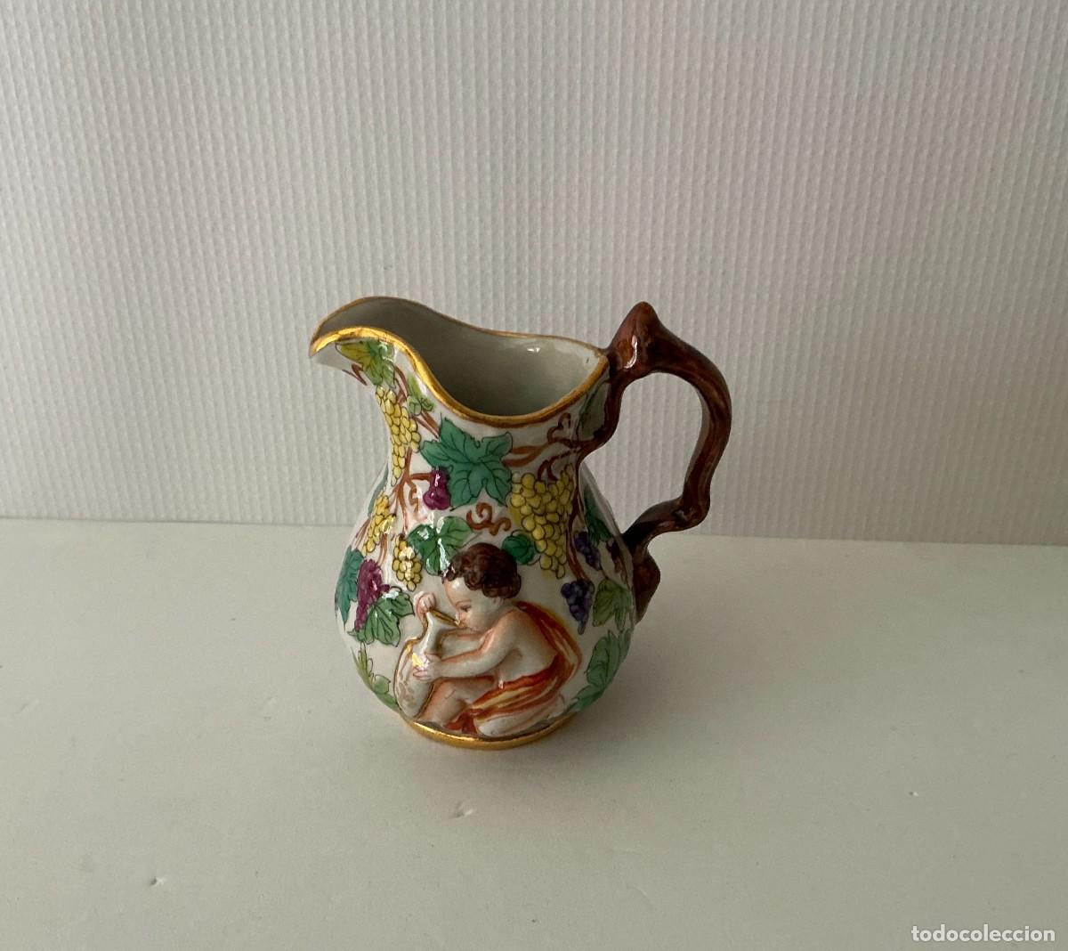Antig&uuml;edades: Jarrita lechera porcelana estilo Capodimonte relieve putti uvas - Made in Spain c. 1960-1980