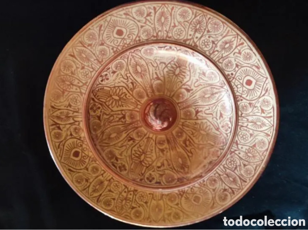 Antig&uuml;edades: Antiguo plato de ceramica de reflejos met&aacute;licos Manises siglo XVIII con decoracion isl&aacute;mica y tet&oacute;n