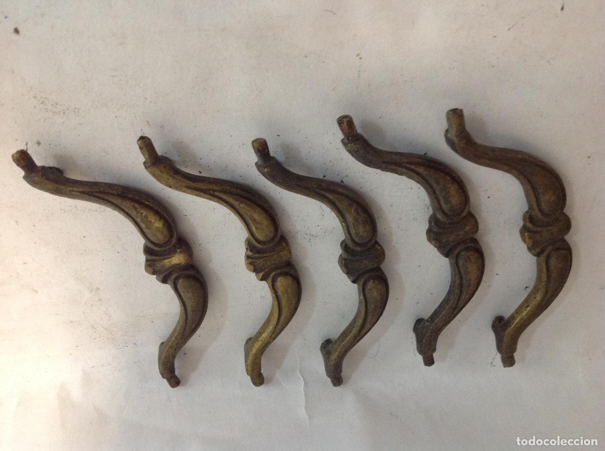 Antig&uuml;edades: Cinco tiradores antig&uuml;os de bronce para cajones