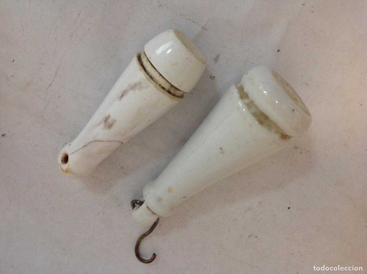 Antig&uuml;edades: Dos tiradores para cisterna de porcelana. Ppios s XX