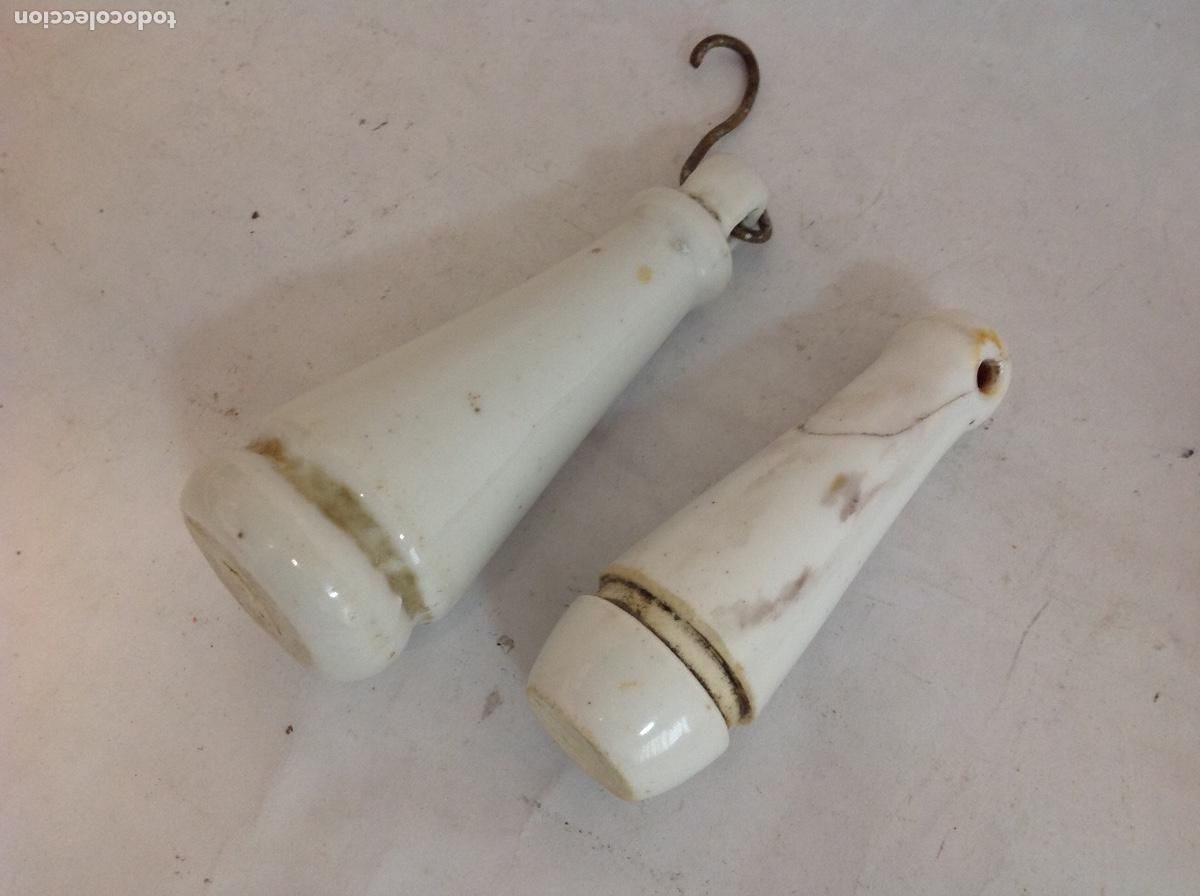 Antig&uuml;edades: Dos tiradores para cisterna de porcelana. Ppios s XX