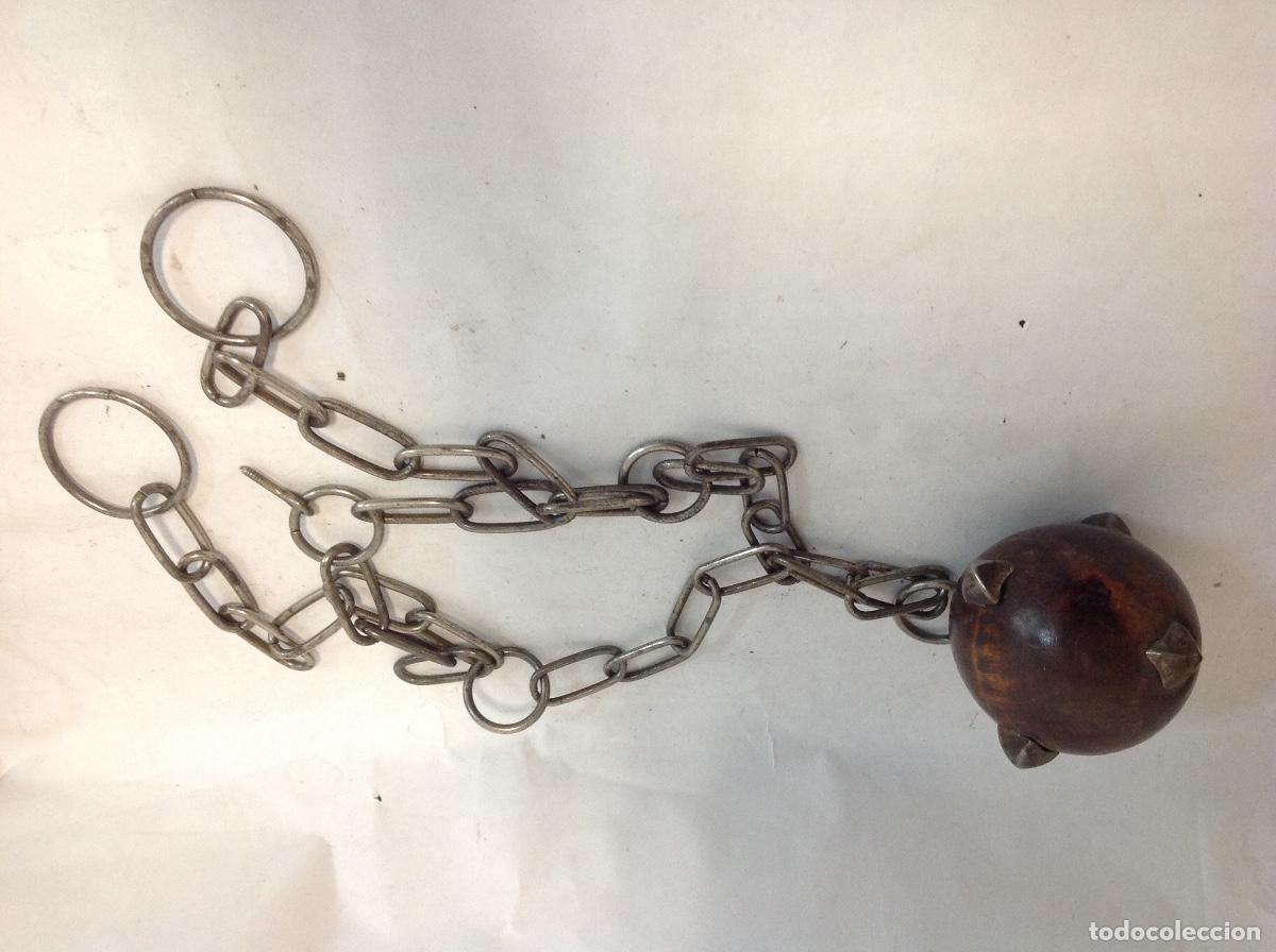 Antig&uuml;edades: Bola de pinchos de madera con cadena de acero