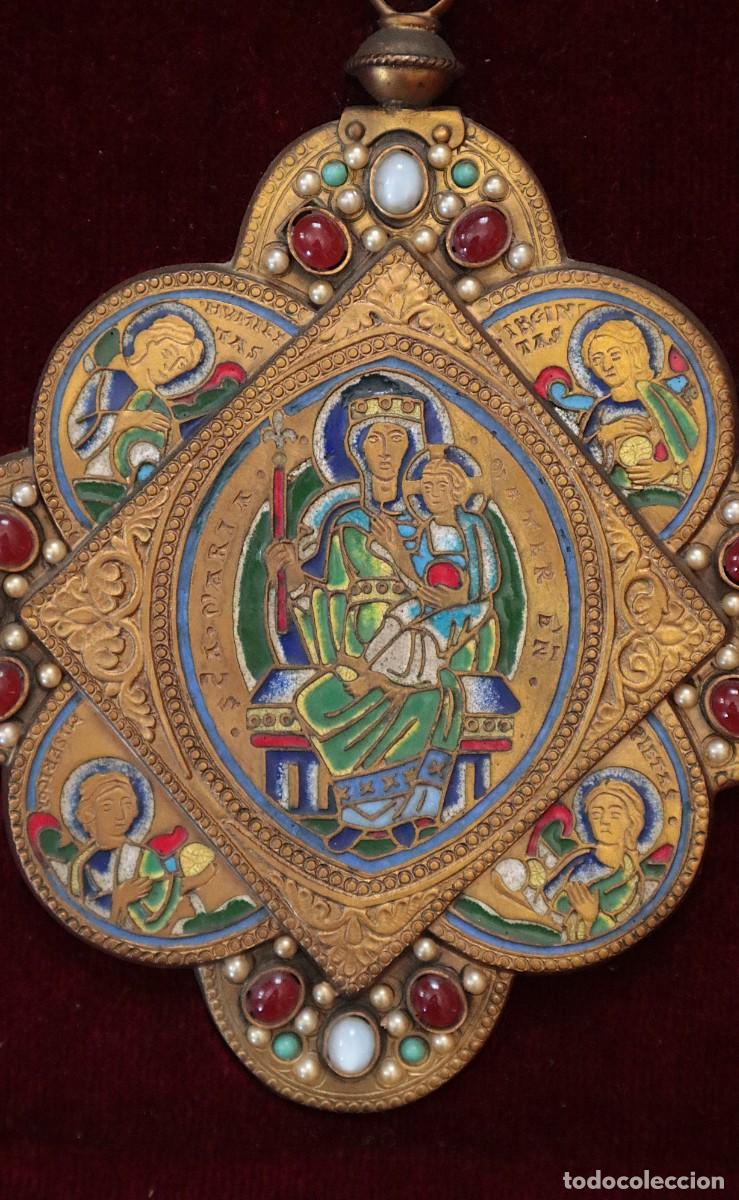 Antig&uuml;edades: Modest Morat&oacute;. Colgante con la Virgen y el Ni&ntilde;o. Esmalte sobre cobre dorado. Mide 19 x 16 cm.