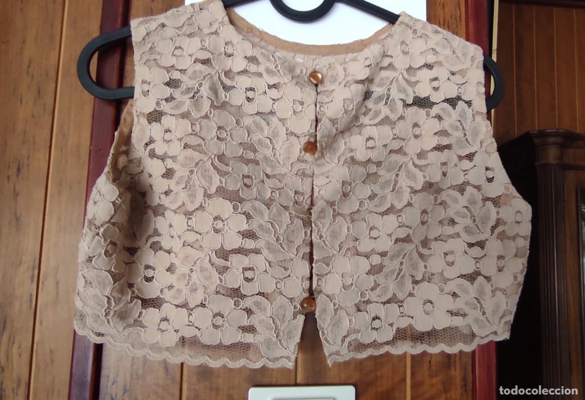 Antig&uuml;edades: CUERPO/ TORERA CORTA DE ENCAJE FLORAL BEIGE VINTGE &ndash; CIERRE POSTERIOR CON BOTONES.