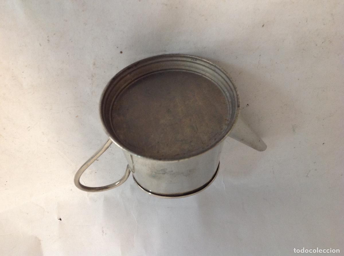 Antig&uuml;edades: Peque&ntilde;a aceitera de metal plateado - Foto 2