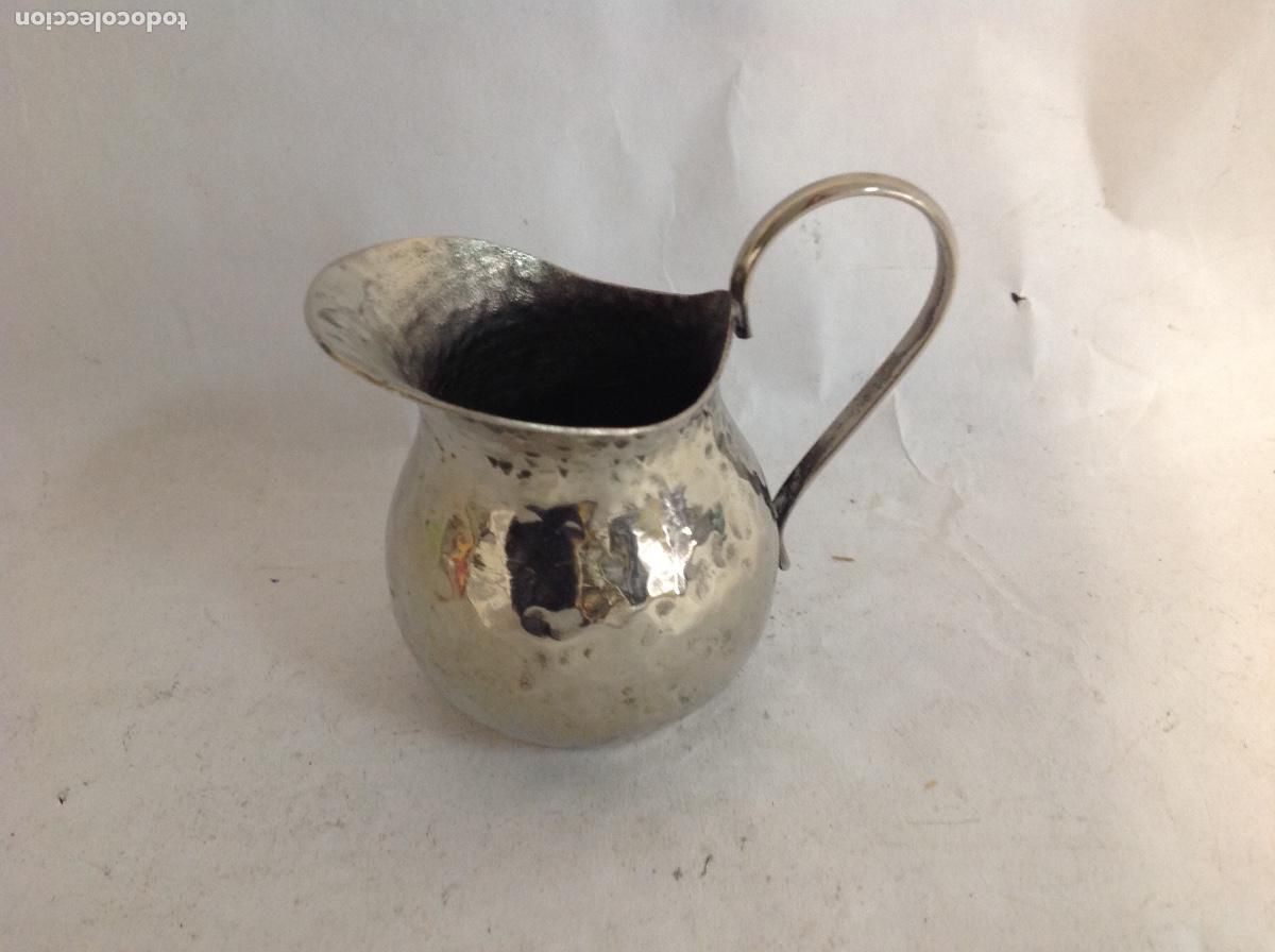 Antig&uuml;edades: Cremeras de metal plateado martel&eacute;