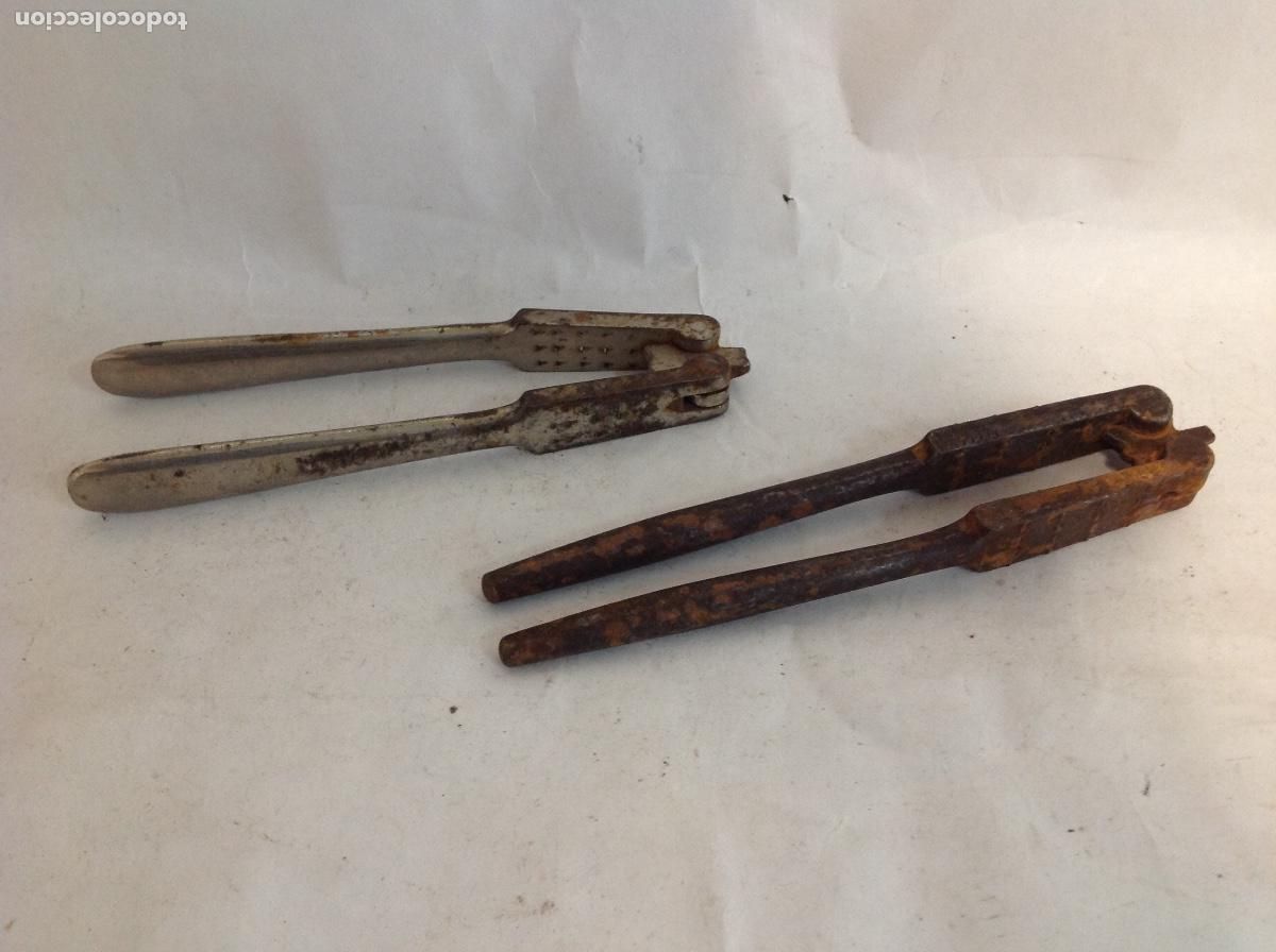 Antig&uuml;edades: Dos cascanueces de hierro y de acero