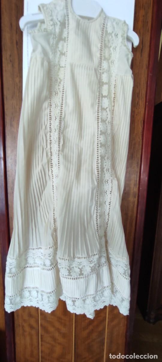 Antig&uuml;edades: BONITO FALDON/ VESTIDO DE BAUTIZO VINTAGE PLISADO CON ENCAJE &ndash; MARCA DIABLILLO.