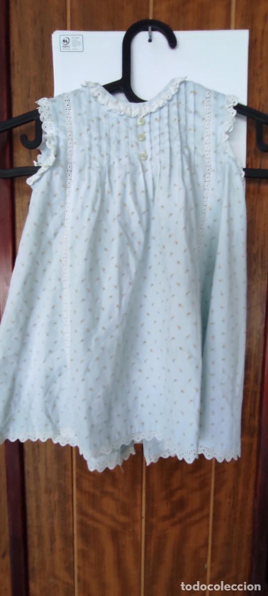 Antig&uuml;edades: FALDON CORTO / VESTIDO DE BEB&Eacute; AZUL CELESTE ESTAMPADO VINTAGE &ndash; MARCA CORA &ndash; TIRA BORDADA Y JARETAS.
