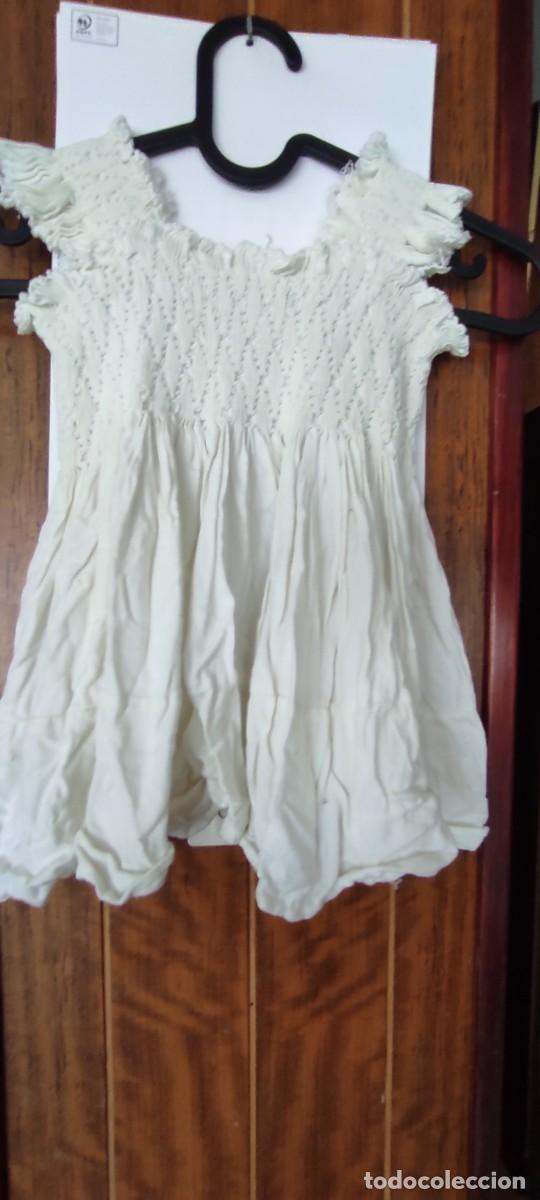 Antig&uuml;edades: FALDON CORTO / VESTIDO DE BEB&Eacute; VINTAGE MARFIL &ndash; PECHERA NIDO DE ABEJA Y BAJO ABULLONADO.