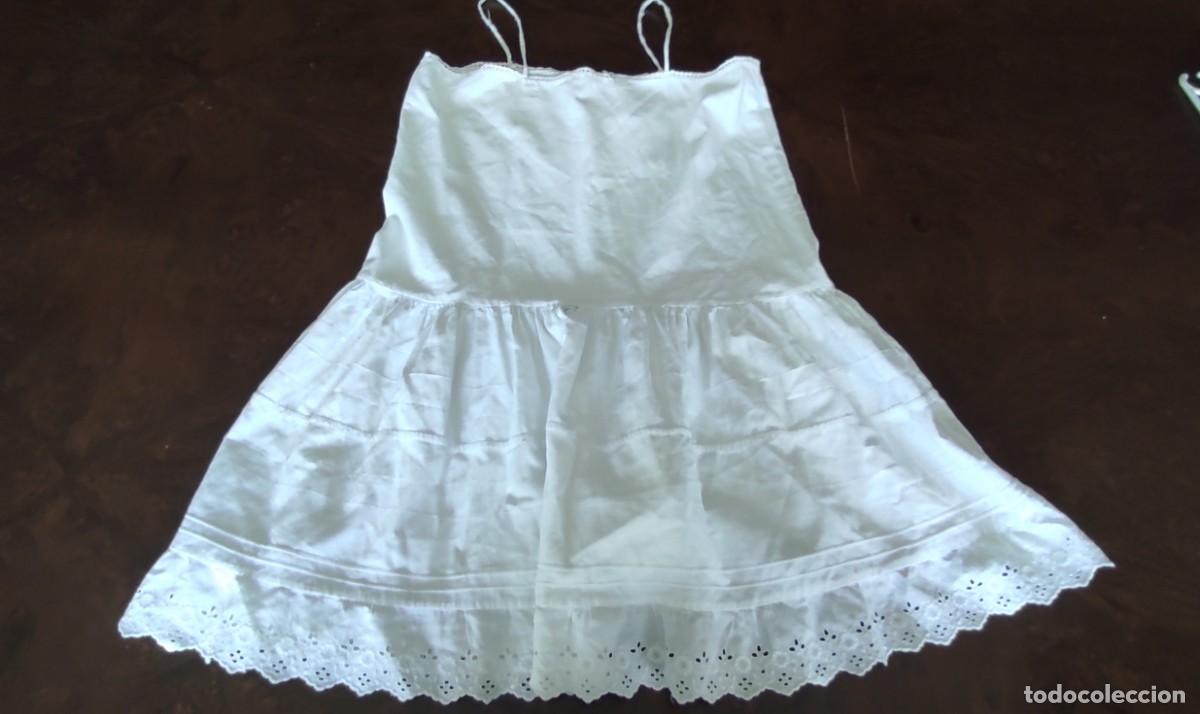 Antig&uuml;edades: ENAGUA / COMBINACION DE TIRANTES VINTAGE NI&Ntilde;A &ndash; ALGODON BLANCO CON ALFORZAS Y TIRA BORDADA.