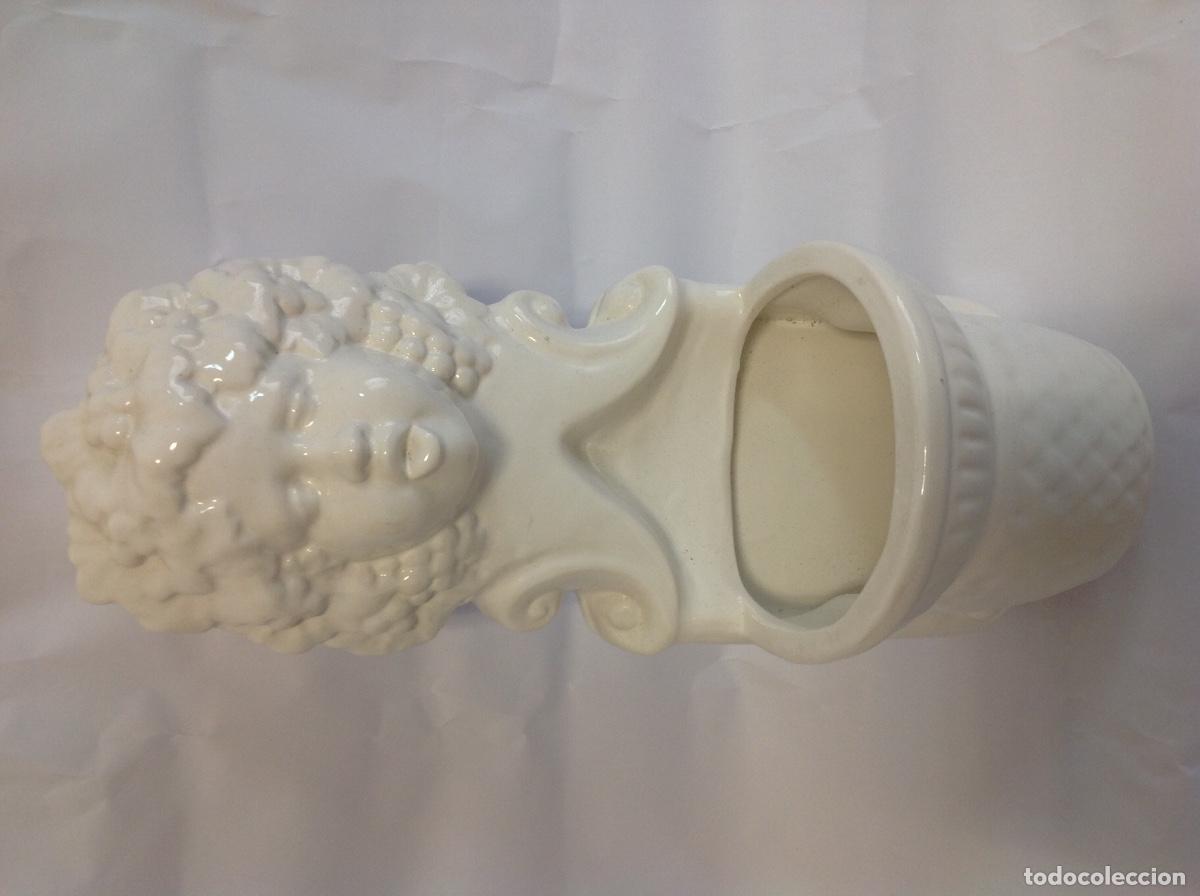 Antig&uuml;edades: Macetero de colgar de loza blanca con cabeza de ninfa