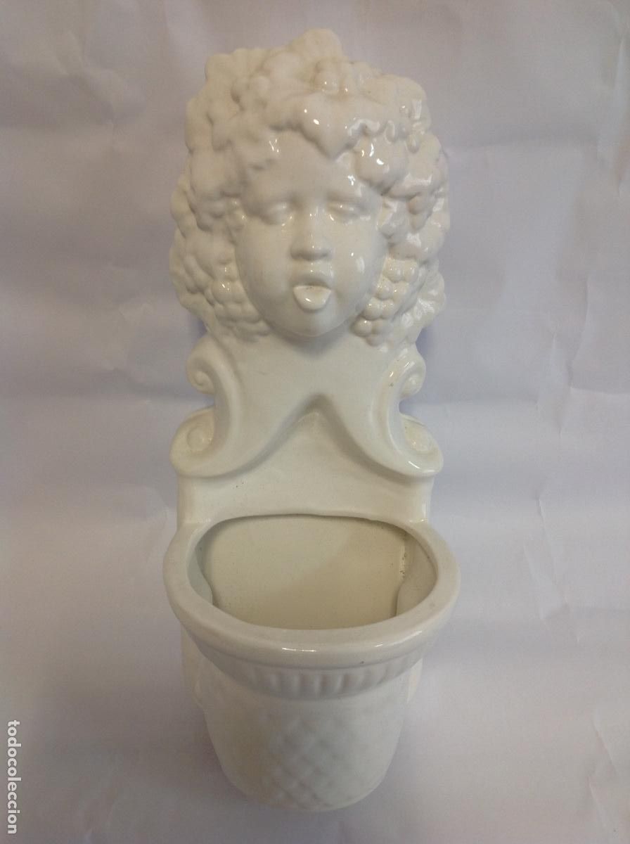 Antig&uuml;edades: Macetero de colgar de loza blanca con cabeza de ninfa