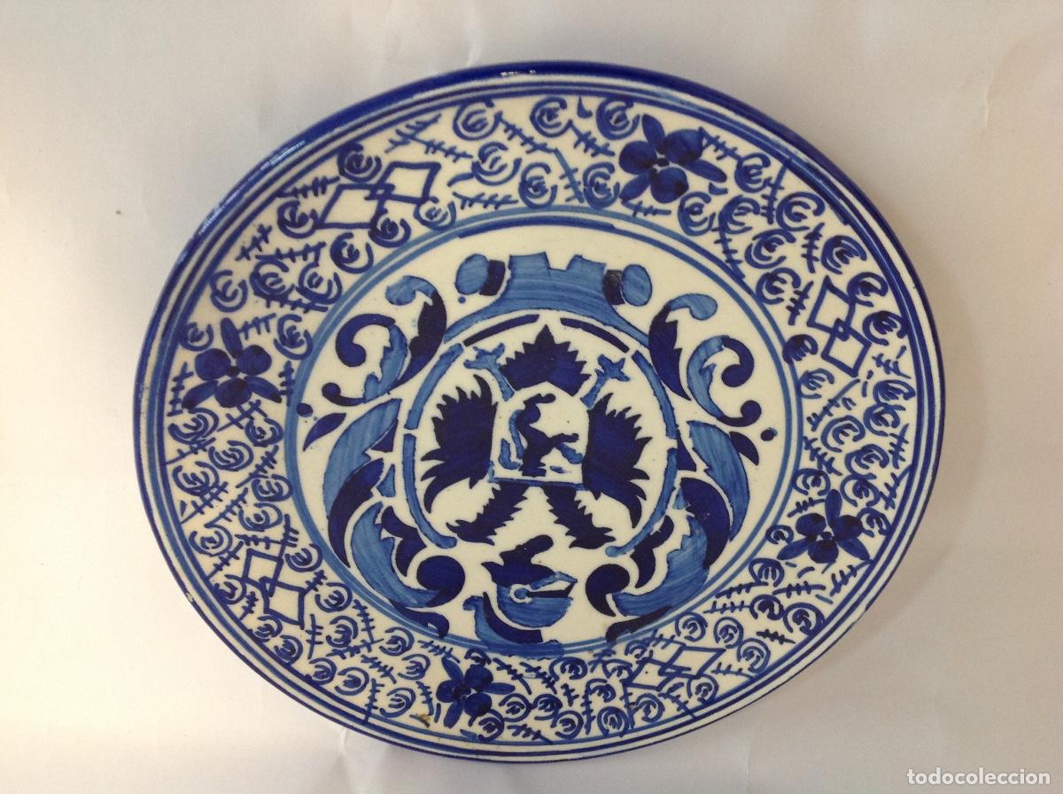 Antig&uuml;edades: Plato de loza con decoraci&oacute;n estarcida de escudo con aguila