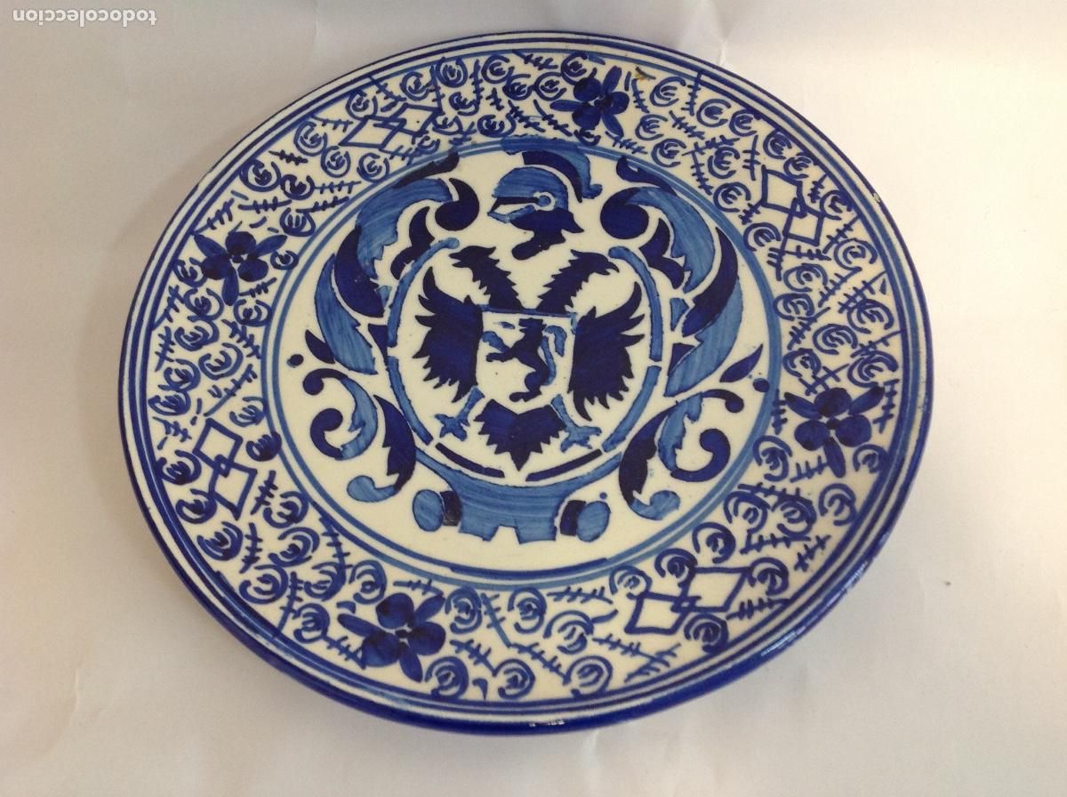 Antig&uuml;edades: Plato de loza con decoraci&oacute;n estarcida de escudo con aguila