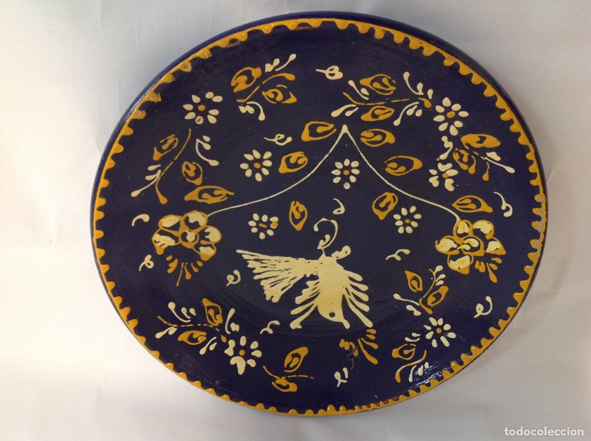 Antig&uuml;edades: Plato de ceramica con fondo azul y decoraci&oacute;n amarilla