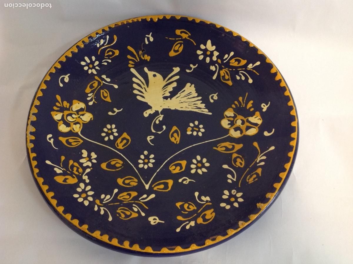 Antig&uuml;edades: Plato de ceramica con fondo azul y decoraci&oacute;n amarilla