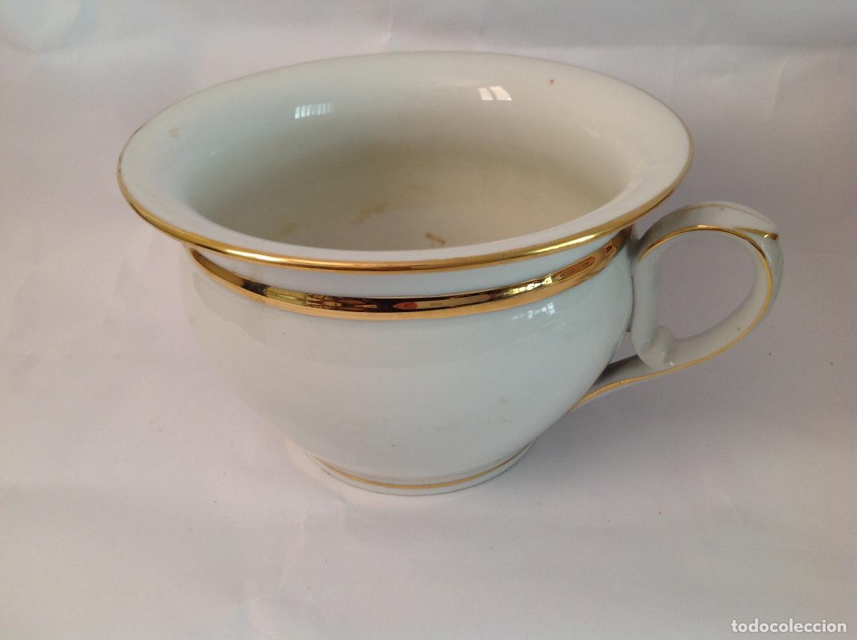 Antig&uuml;edades: Orinal frances de porcelana blanca con realces dorados. s XIX