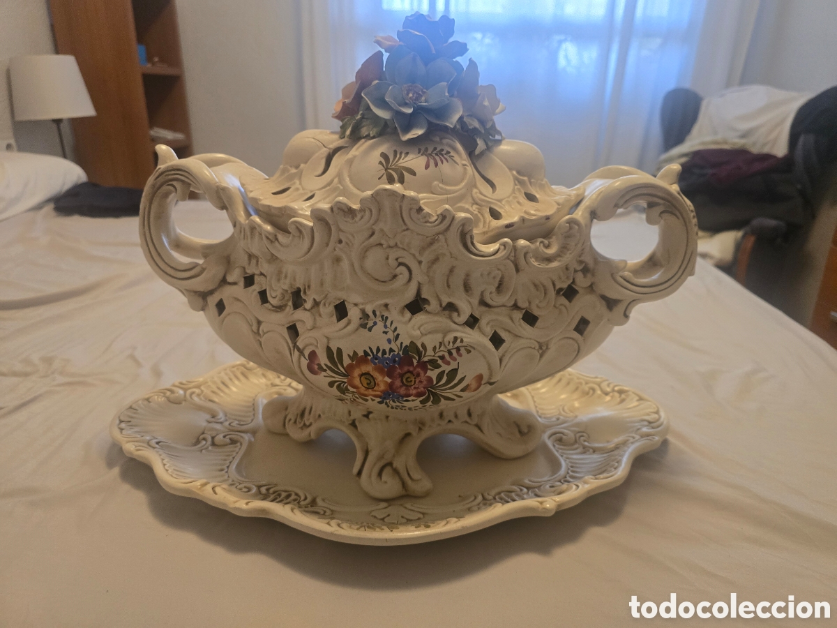Antiguidades: Sopera Capodimonte con motivos florales