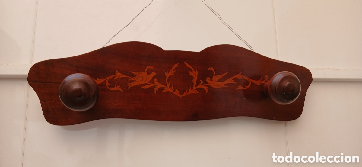 Antig&uuml;edades: colgador de madera con adorns en marqueteria