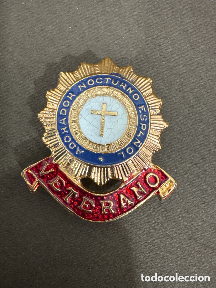 Antig&uuml;edades: Vieja insignia religiosa. Adorador Nocturno Espa&ntilde;ol. Veterano. EGA&Ntilde;A. Esmaltes al fuego.