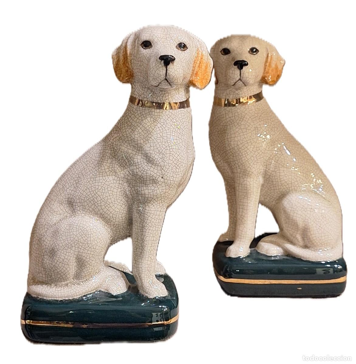 Antig&uuml;edades: Pareja de perros. Porcelana policroamda. Straffordshire. Inglaterra. Siglo XX. 20 x 11 x 9 cm.