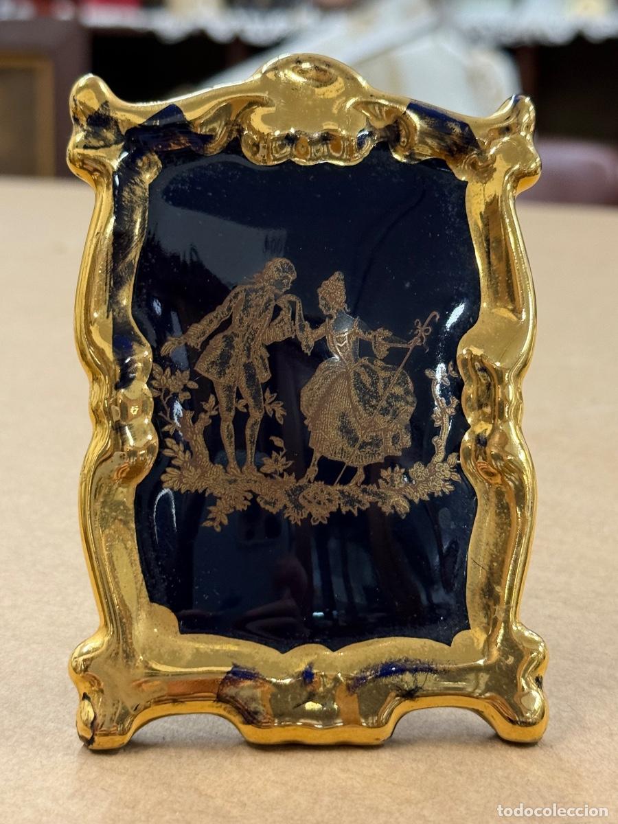 Antig&uuml;edades: Bonita figura de porcelana romantica de Limoges azul cobalto y oro. 11,5x8cms