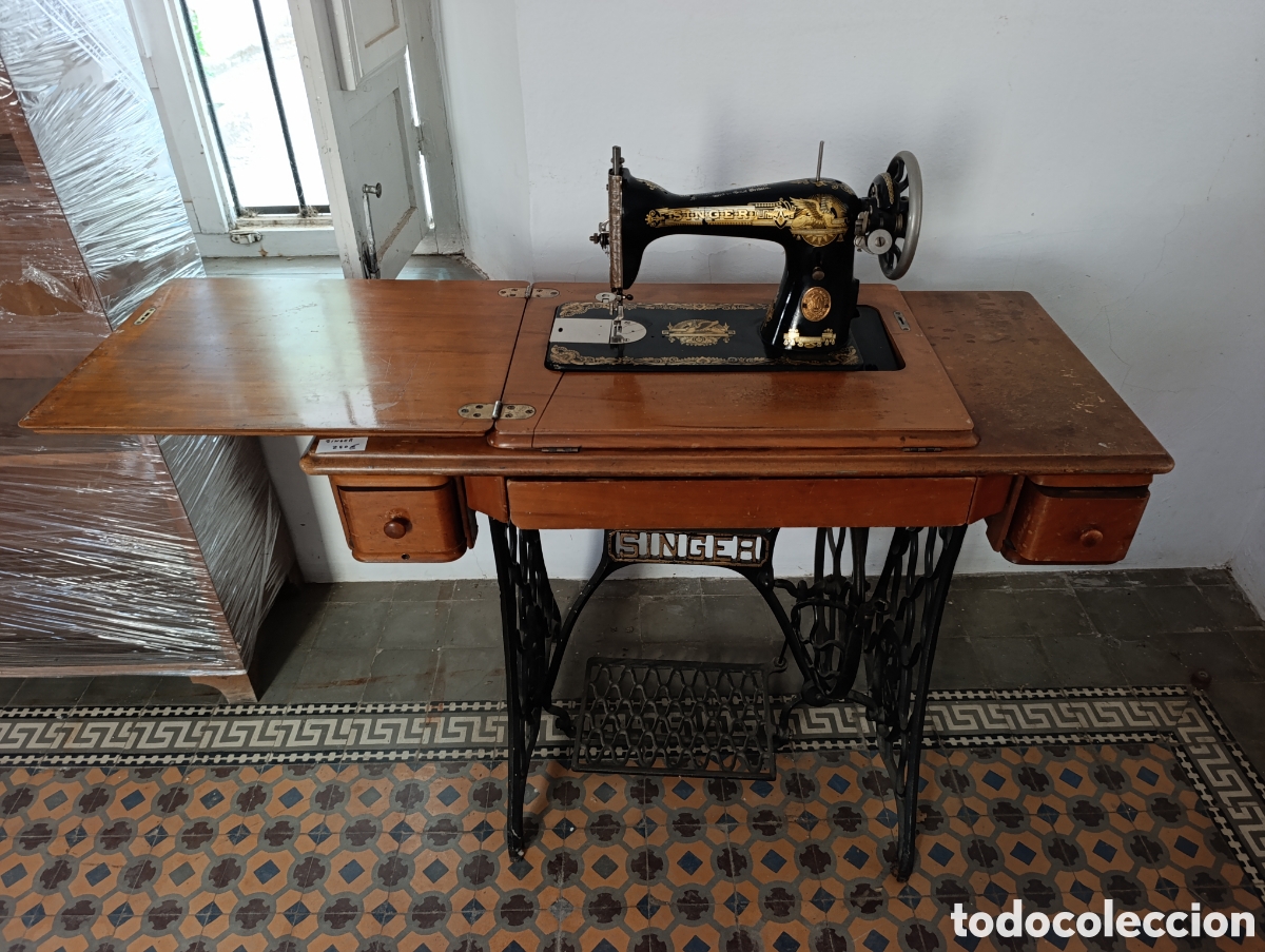 Antig&uuml;edades: M&aacute;quina de coser Singer con su pie y mueble original