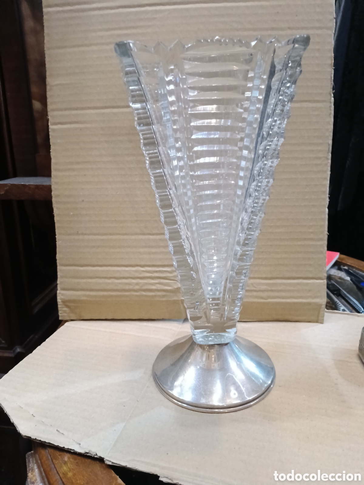 Antig&uuml;edades: Jarr&oacute;n de cristal de cristal tallado con base de plata de ley