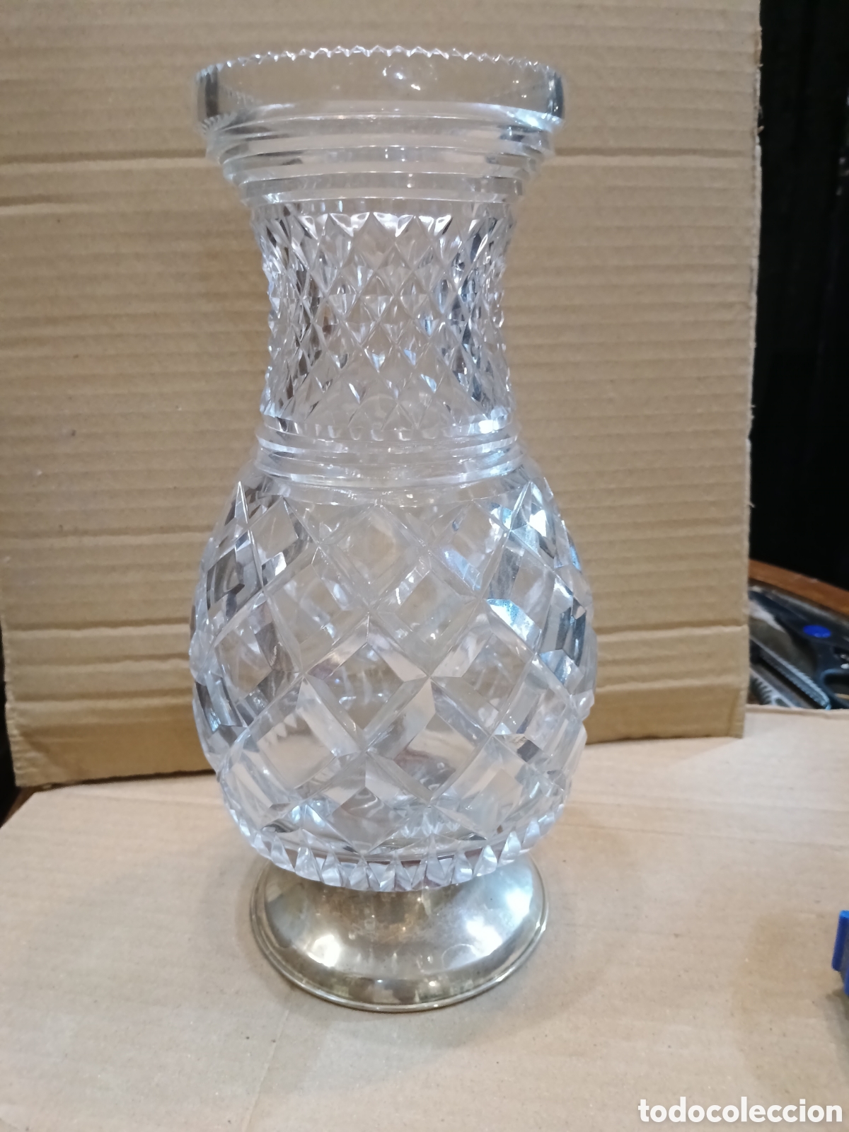 Antig&uuml;edades: Jarr&oacute;n de cristal de tallado con base de plata de ley - Foto 1