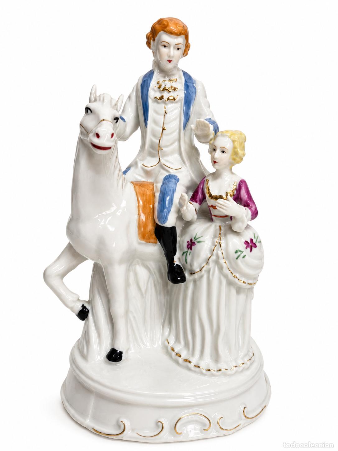 Antig&uuml;edades: Decorativa Figura - Pareja Cortesana con un Caballo - Porcelana Esmaltada y Brillante