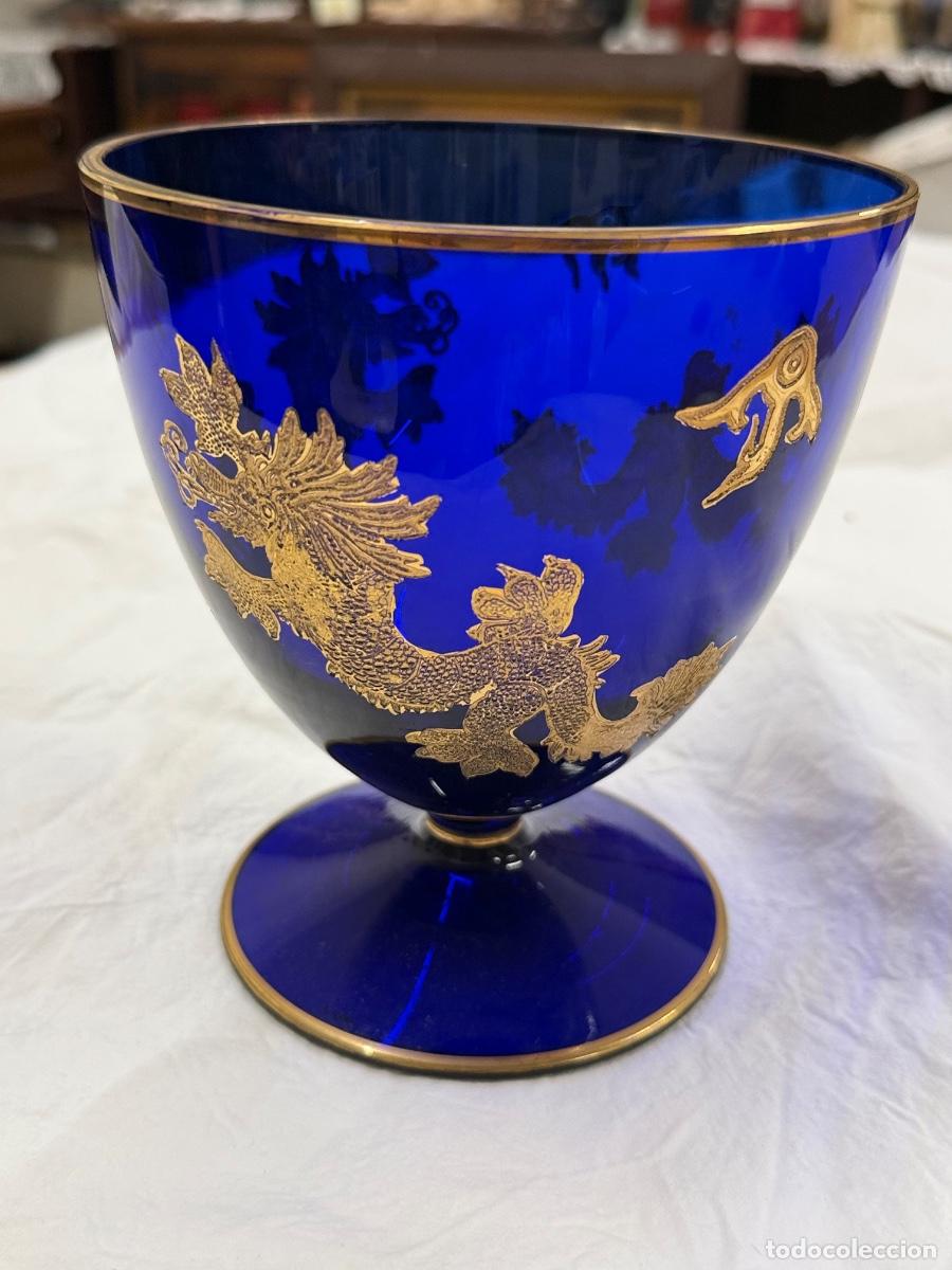 Antig&uuml;edades: Magnifico copon o caliz en cristal azul cobalto con dragones dorados. 15,5cms alto x 14cms diametro