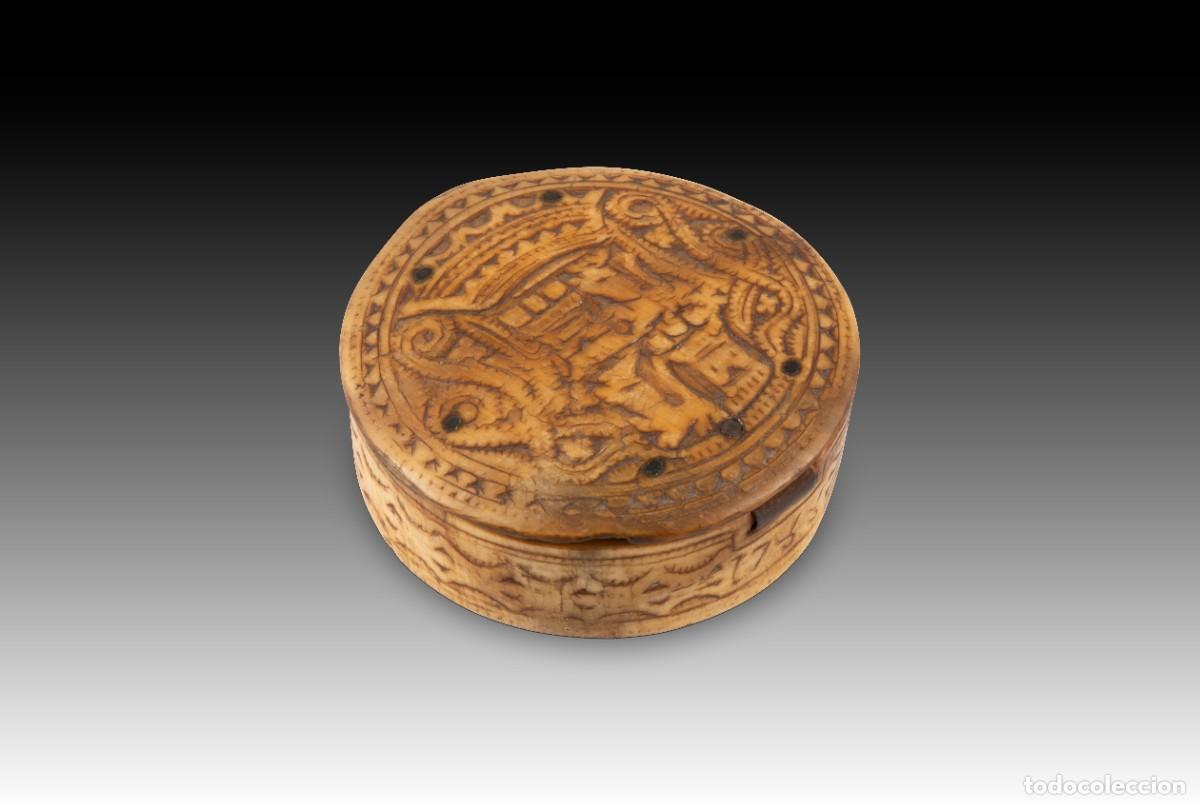 Antig&uuml;edades: Caja pastoril. Asta, madera, metal. Espa&ntilde;a, 1788.