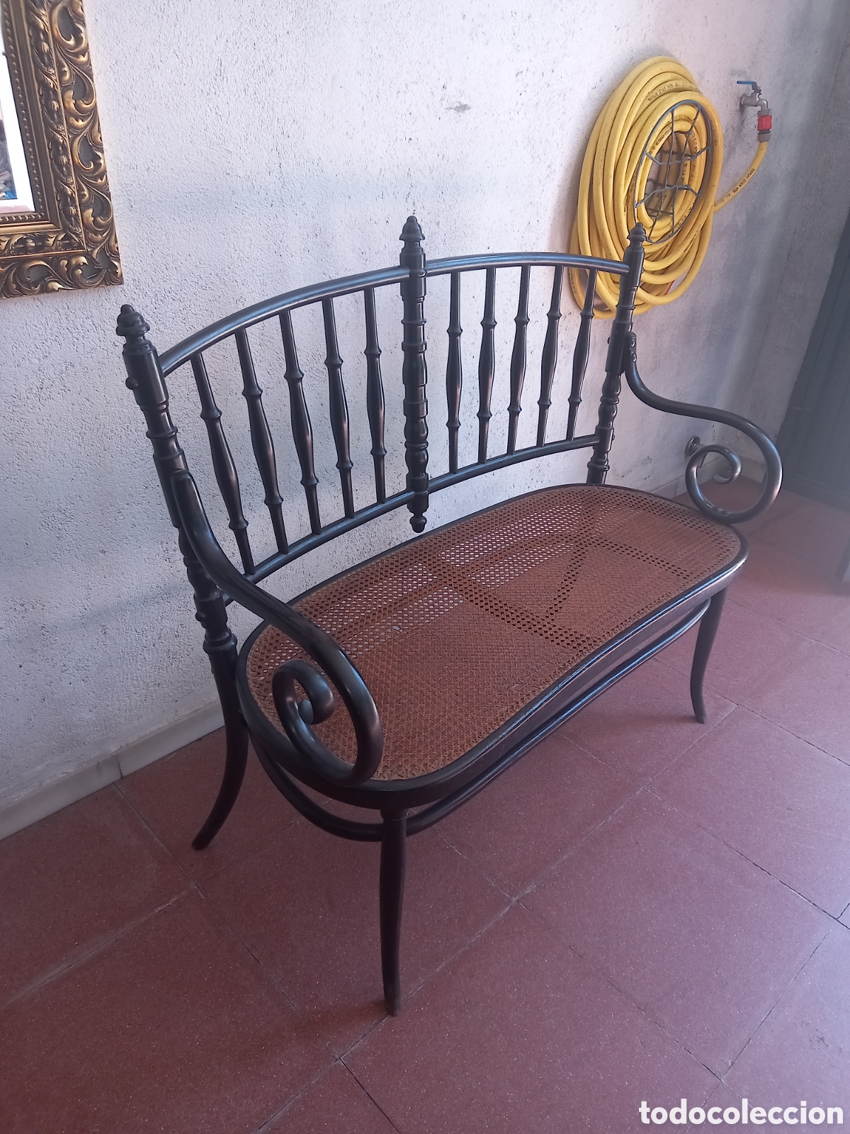 Antig&uuml;edades: Banco de estilo Tonet, con asiento de rejilla. p.s.XX.