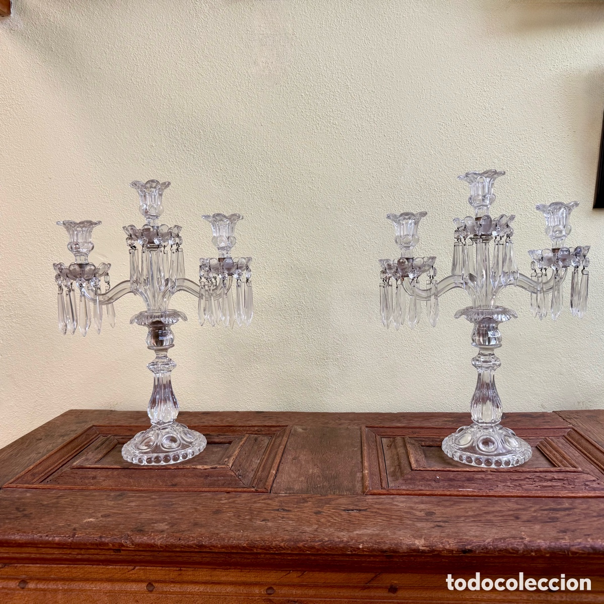 Antig&uuml;edades: Pareja de candelabros de tres luces en cristal de Baccarat ?