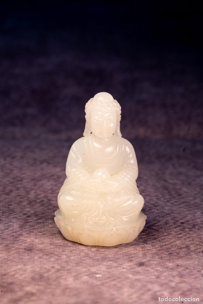 Antig&uuml;edades: Buda Shakyamuni de jade blanco, mediados de la dinast&iacute;a Qing (1759-1820 d. C.)