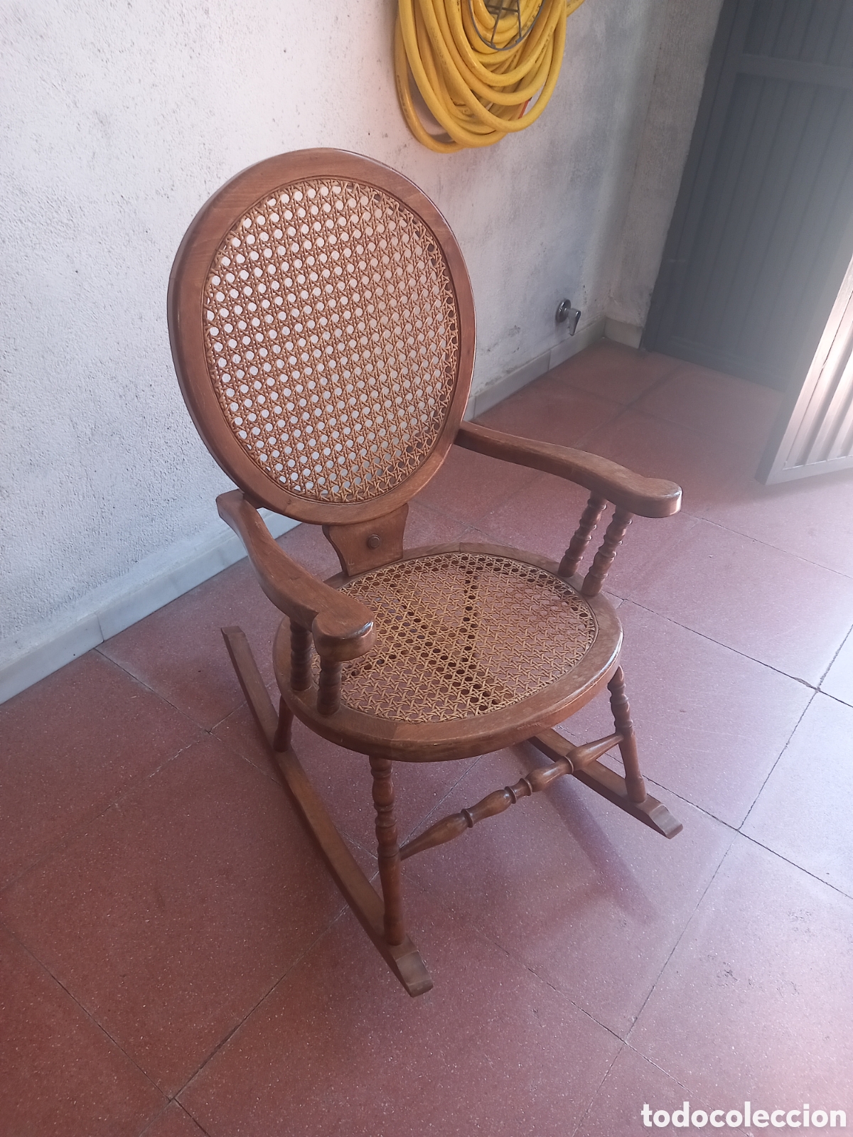 Antig&uuml;edades: Mecedora de estilo Tonet, con asiento y respaldo de rejilla. p.s.XX