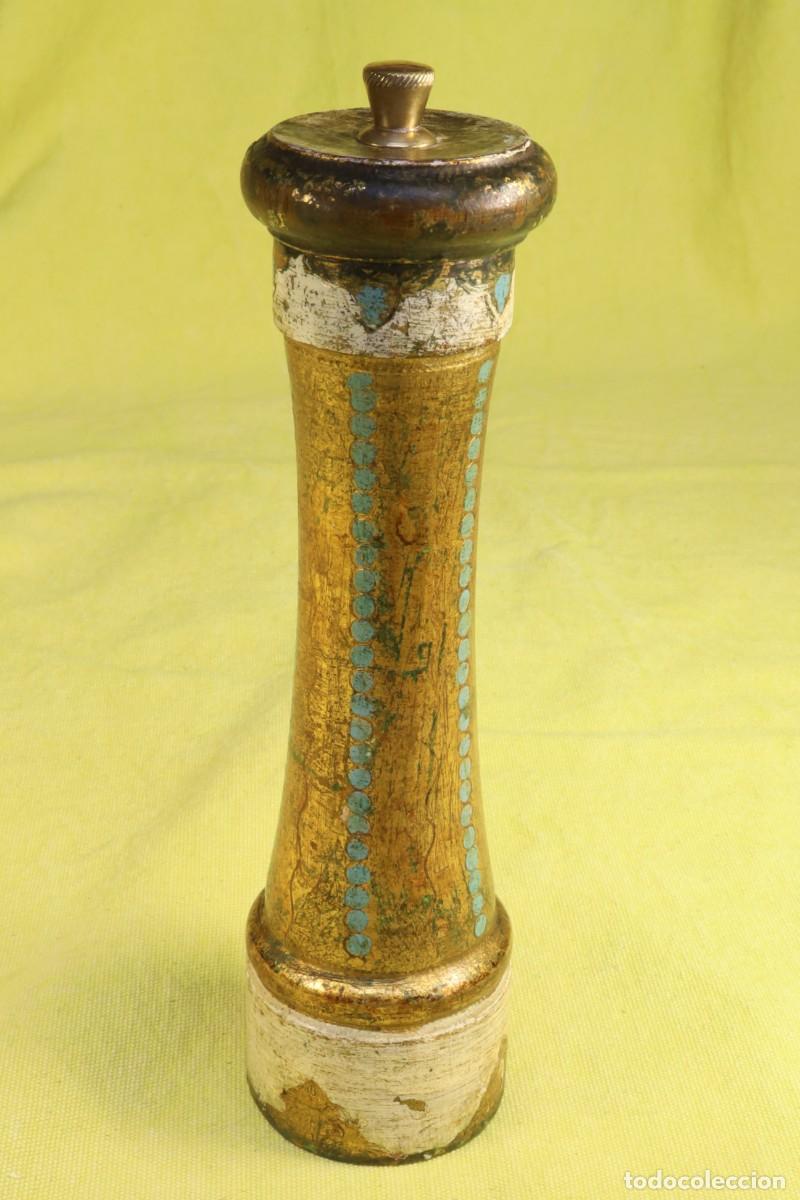 Antig&uuml;edades: Molinillo para pimienta hecho de madera. Pintado a mano. Italia. Pepper mill made of wood Hand paint