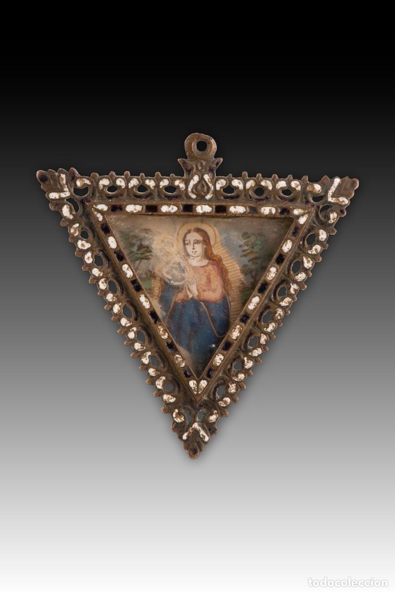 Antig&uuml;edades: Medall&oacute;n devocional o firmeza. Bronce, esmalte, vidrio, etc. Escuela espa&ntilde;ola, siglo XVII.