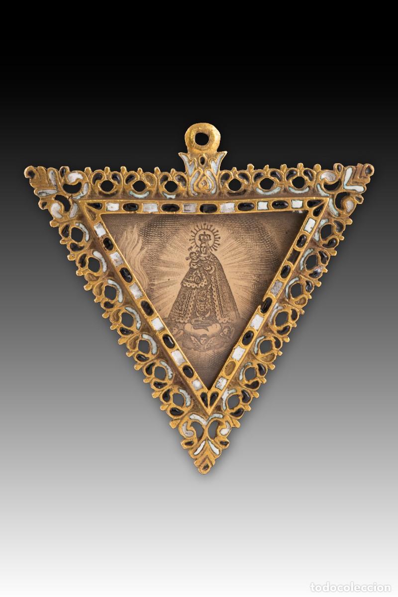 Antig&uuml;edades: Medall&oacute;n devocional o firmeza. Bronce, esmalte, vidrio, etc. Escuela espa&ntilde;ola, siglo XVII.