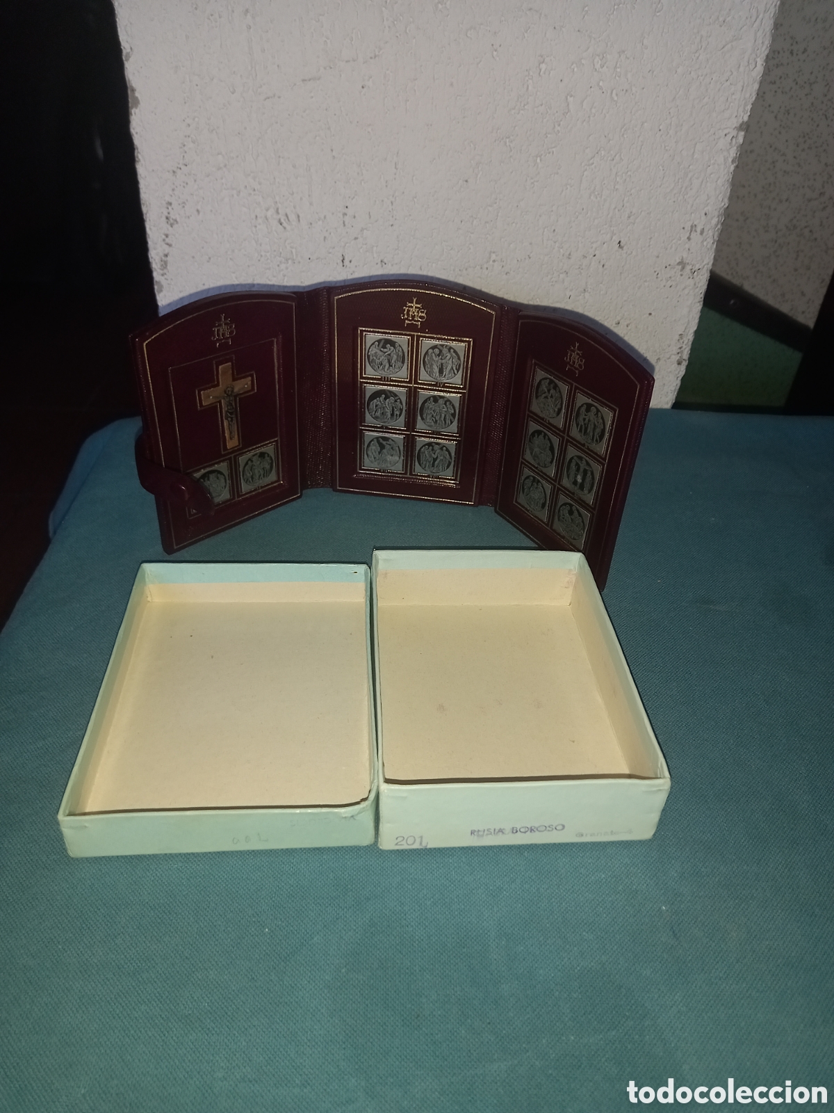 Antig&uuml;edades: Bonito triptico - v&iacute;acrucis de bolsillo, de cuero repujado en oro. m.s.XX
