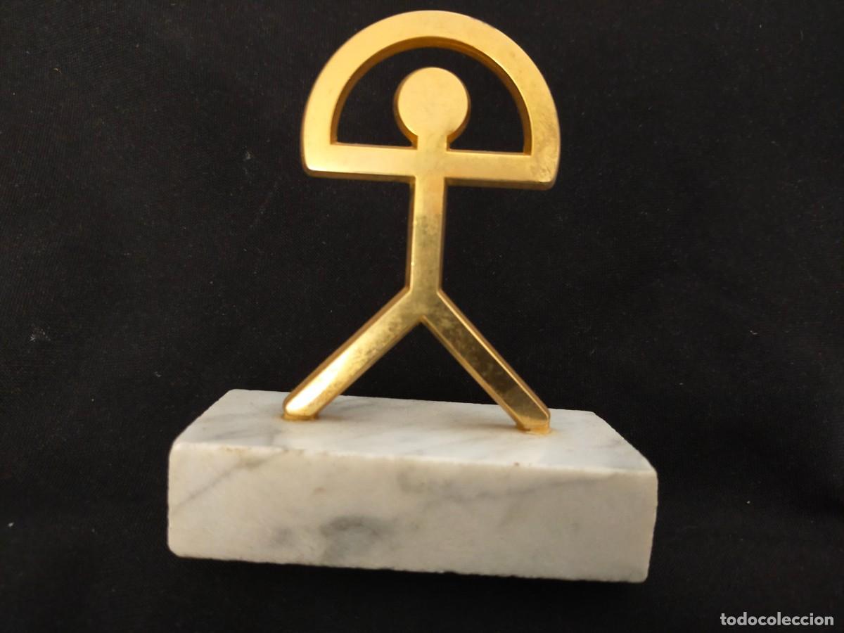 Antig&uuml;edades: INDALO FIGURA EN METAL DORADO Y PEANA EN MARMOL. DECORACI&Oacute;N O PISAPAPELES. CIRCA A&Ntilde;OS 80