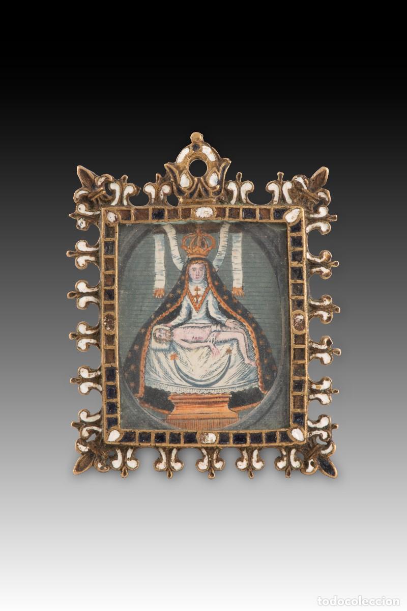Antig&uuml;edades: Colgante devocional, quiz&aacute; Ntra Sra Angustias Granada. Bronce, esmalte, etc. S XVII.