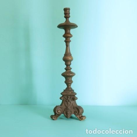 Antig&uuml;edades: Gran candelero de altar barroco en peltre. Espa&ntilde;a, siglo XVIII