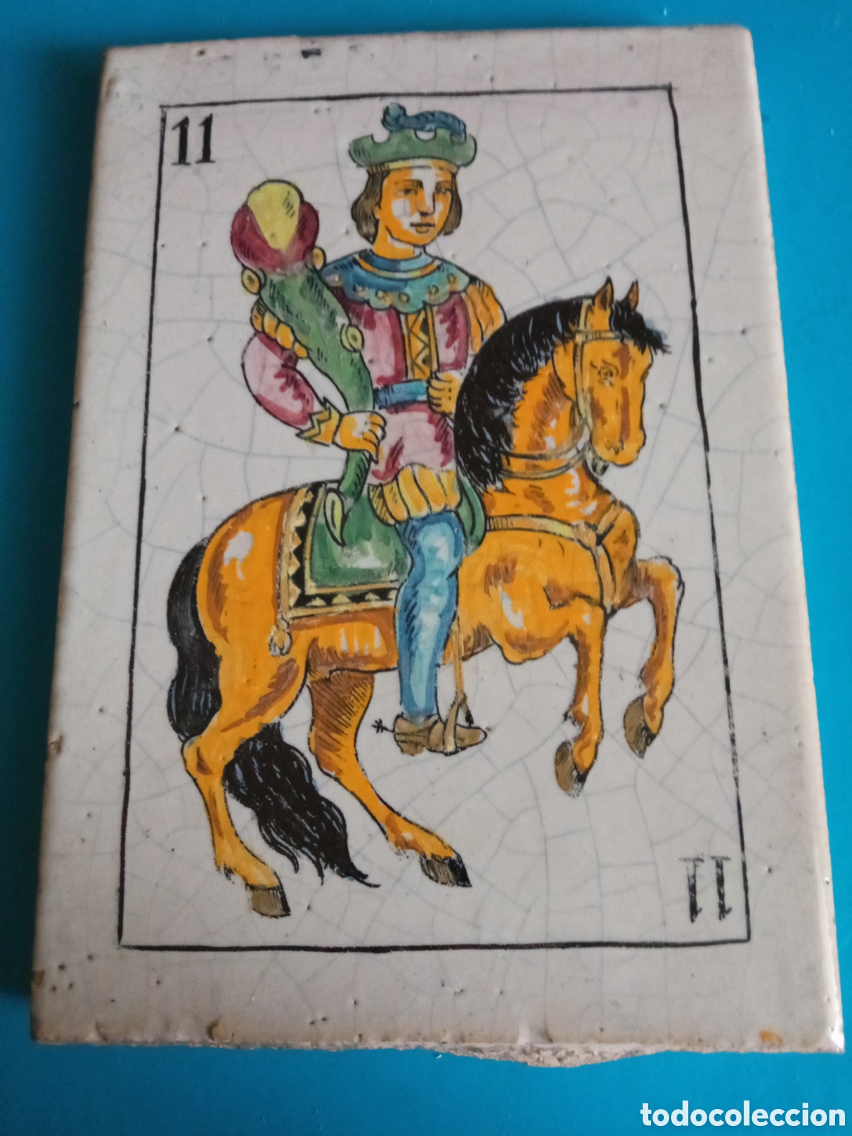 Antig&uuml;edades: Antiguo azulejo de cer&aacute;mica de Talavera o Manises, motivo caballo de bastos, mide 20x14cm