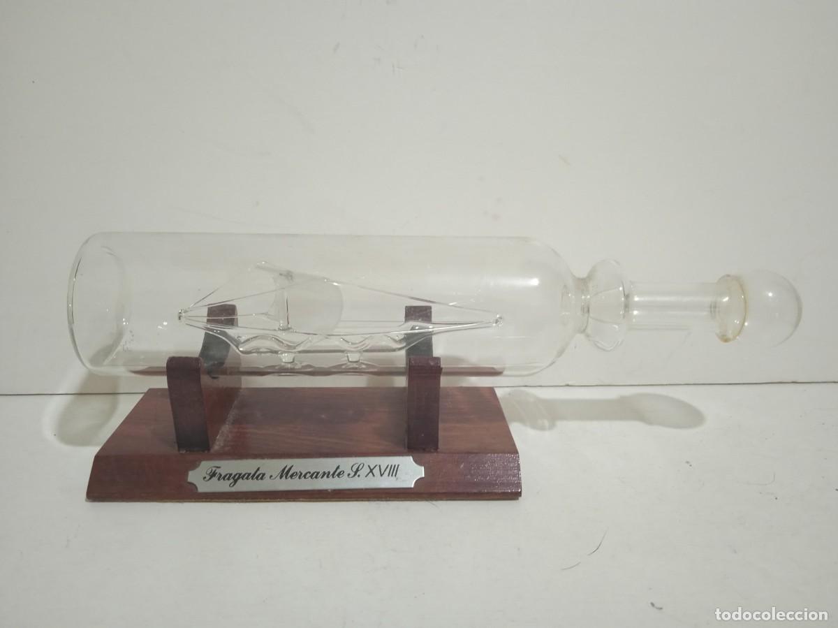 Antig&uuml;edades: Botella Cristal Soplado Barco Fragata Mercante S. XVIII Con Base De Madera - Buen estado