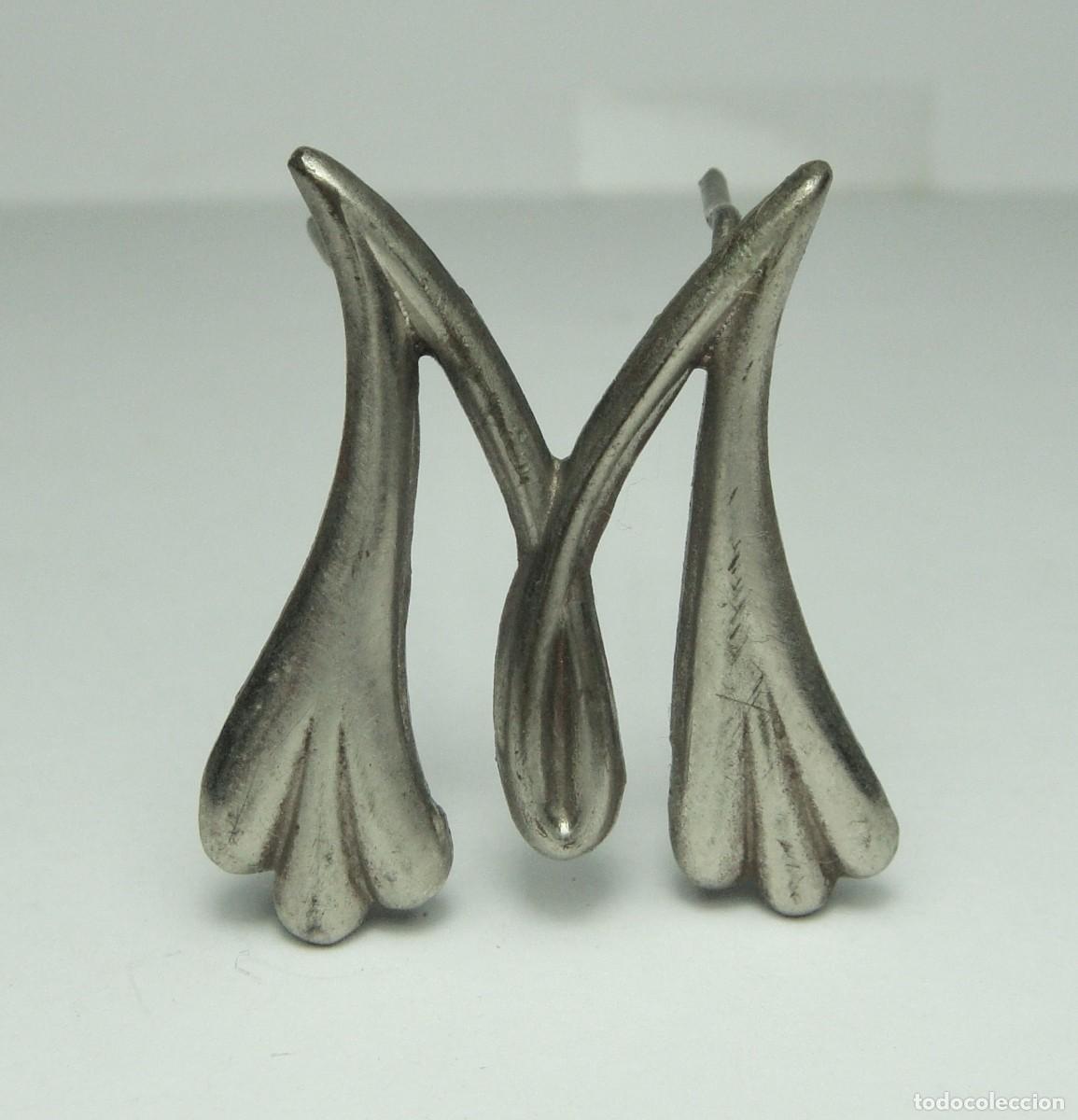 Antig&uuml;edades: Aplique ornamental de orfebrer&iacute;a con la letra M &middot; Plata &middot; 28 &times; 16 mm