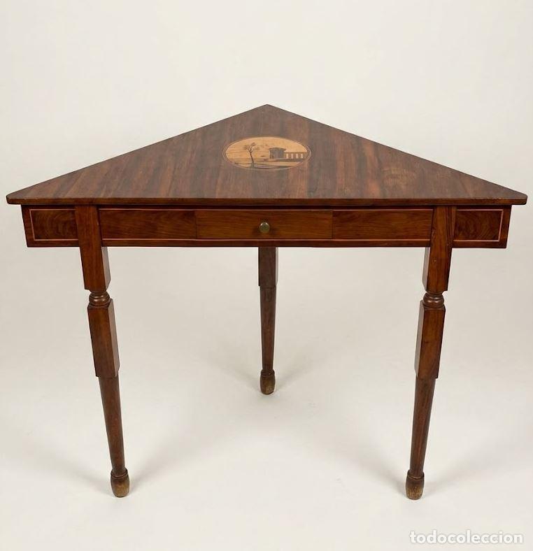 Antig&uuml;edades: ANTIGUA MESA RINCONERA DE ESTILO CARLOS IV. MADERA DE CAOBA Y MARQUETER&Iacute;A. ESPA&Ntilde;A. SIGLO XIX.