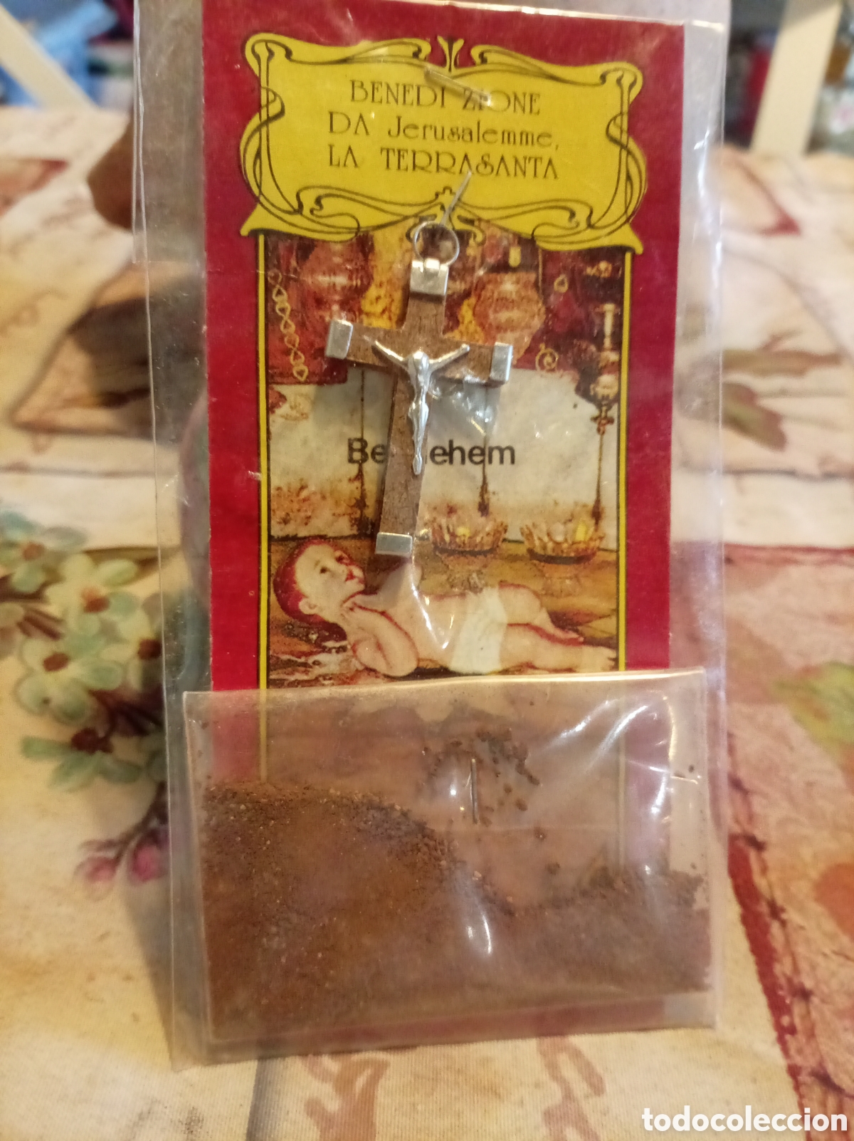 Antig&uuml;edades: Lote de Tierra Santa: Cruz de Madera, Bolsa de Tierra Sagrada y Tarjeta Certificado con Hoja de Oliv