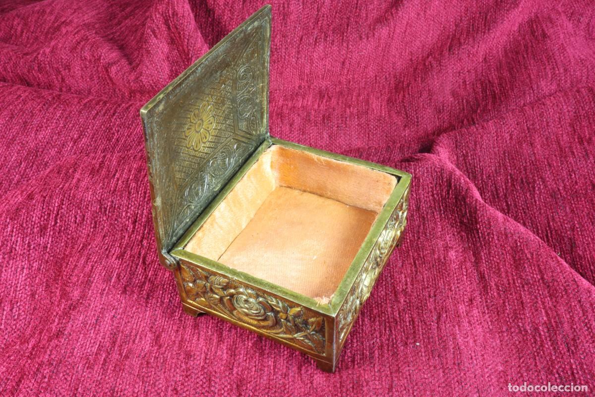 Antig&uuml;edades: Caja cuadrada de metal con rosas. Joyero modernista. Square metal box with roses. Modernist jewelry